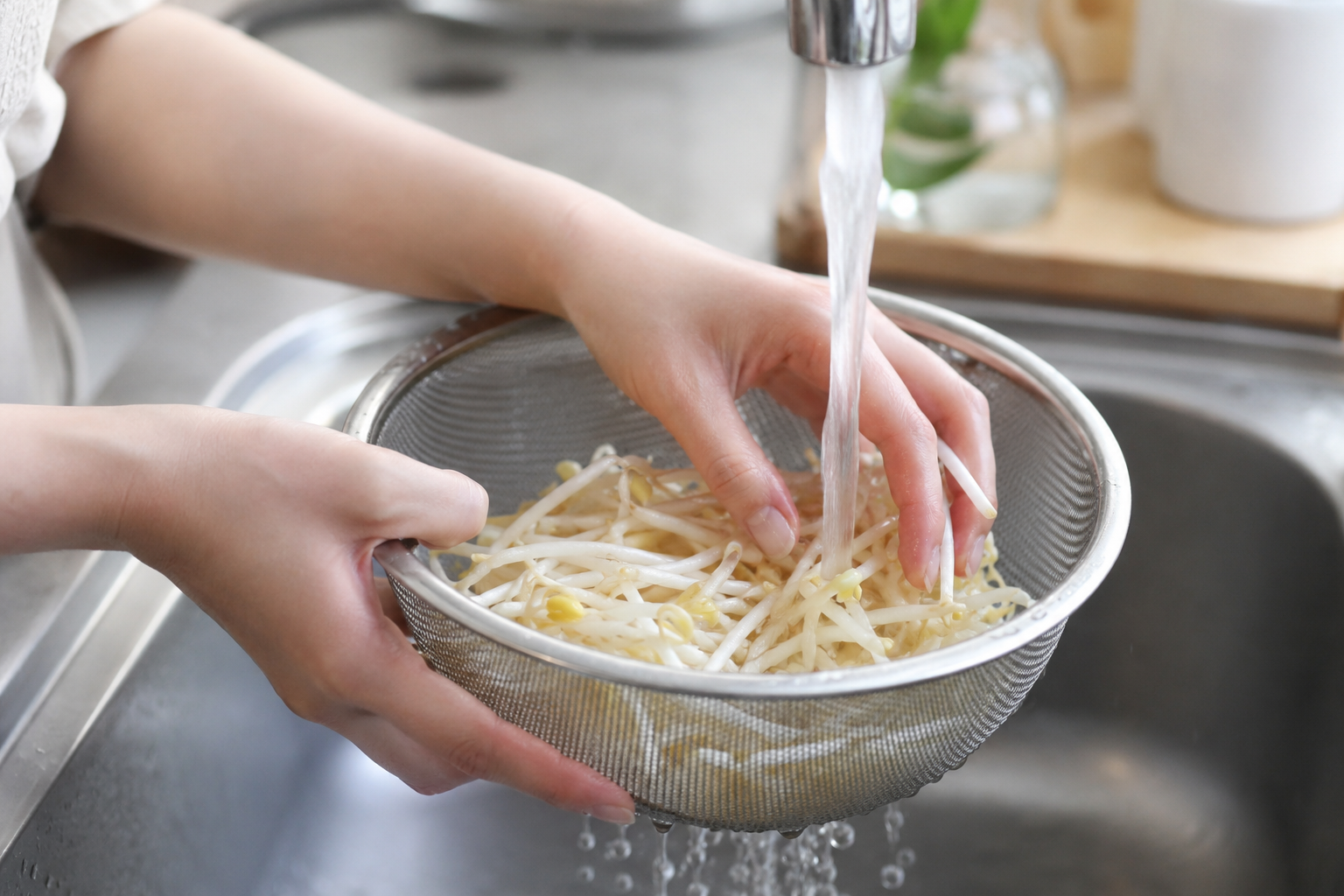もやしをすすいで管理している手順イメージ